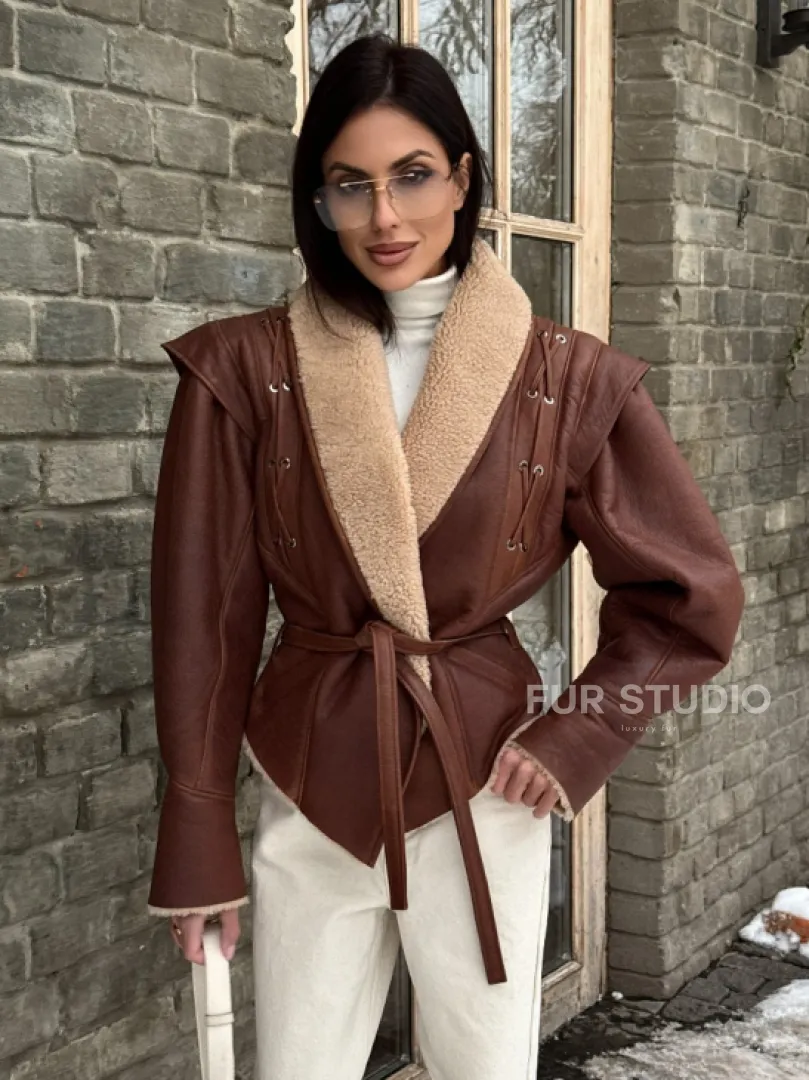 Стильная куртка - дублёнка на запах с поясом - фото 10