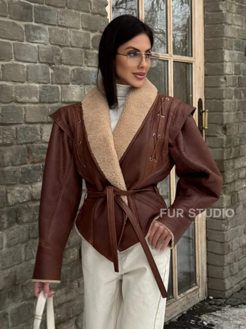 Стильная куртка - дублёнка на запах с поясом - фото 11