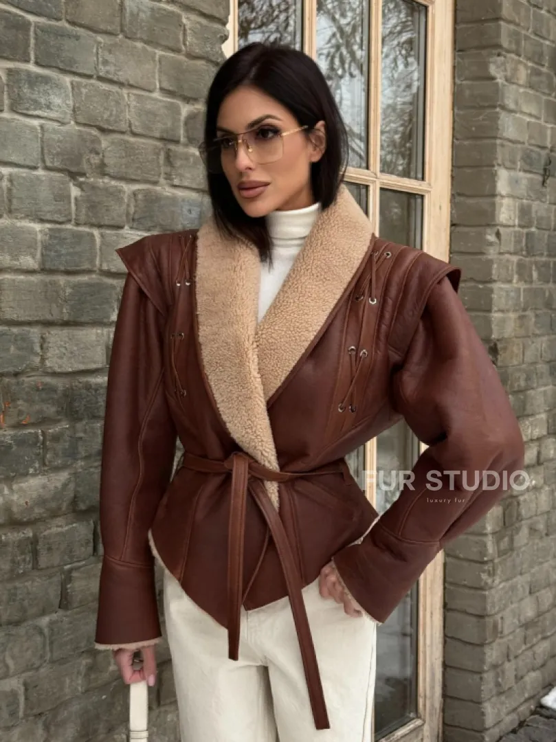 Стильная куртка - дублёнка на запах с поясом - фото 12