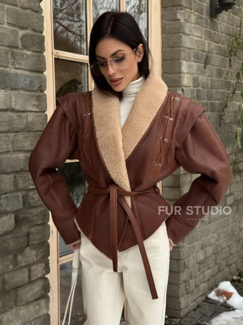 Стильная куртка - дублёнка на запах с поясом - фото 9