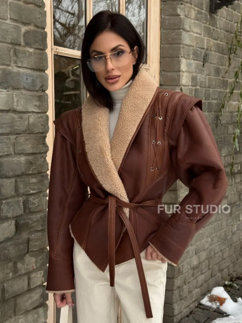 Стильная куртка - дублёнка на запах с поясом - фото 7