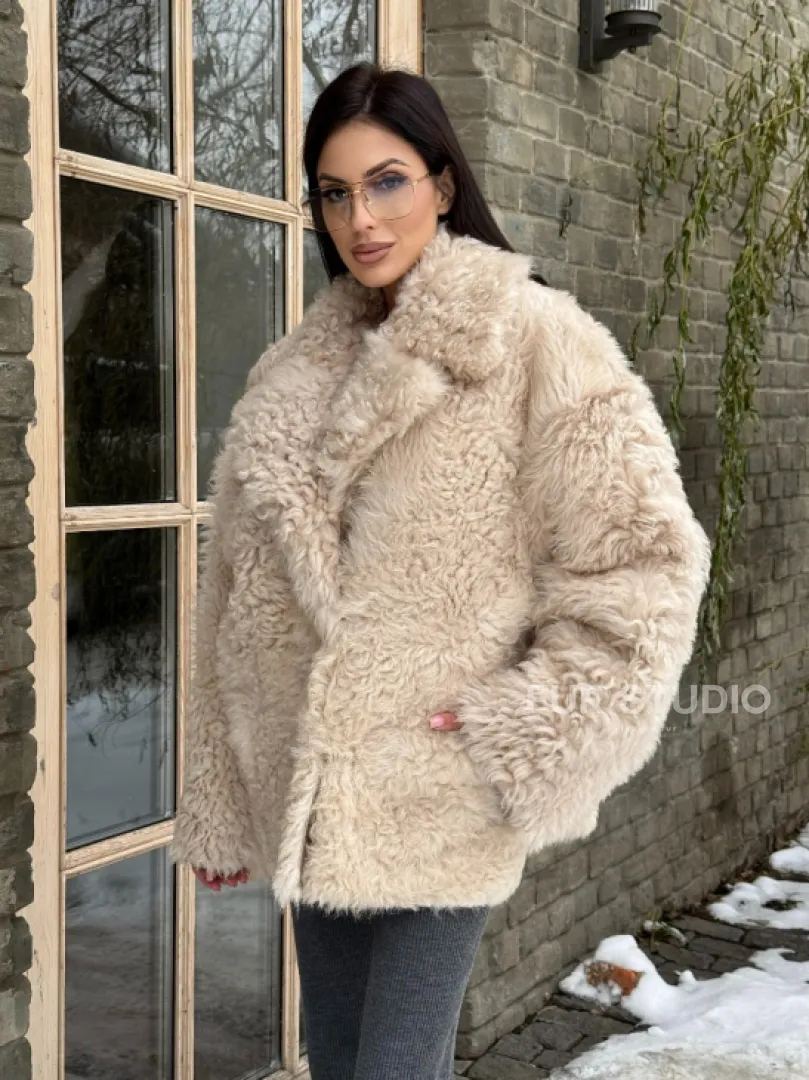 Светлая короткая шуба из испанской овчины - фото 10