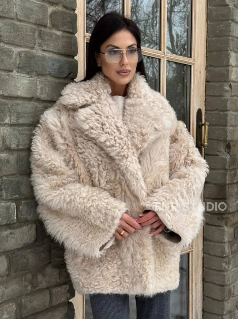 Светлая короткая шуба из испанской овчины - фото 0