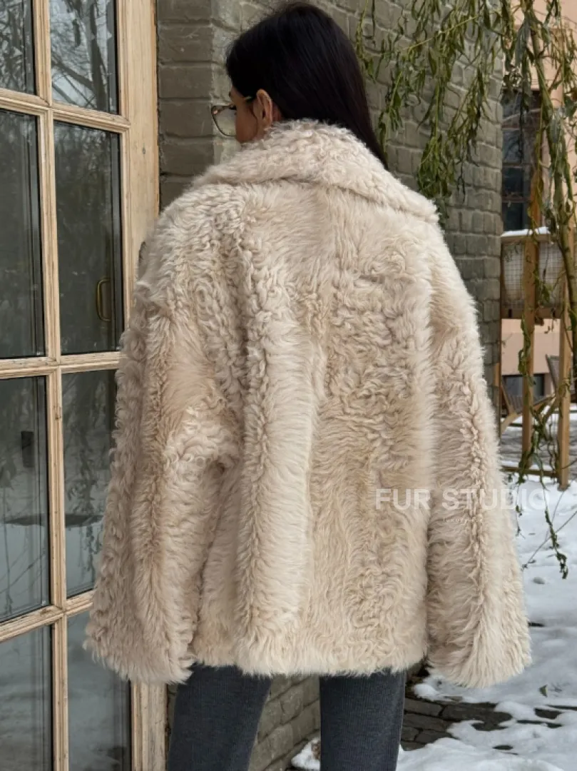 Светлая короткая шуба из испанской овчины - фото 4