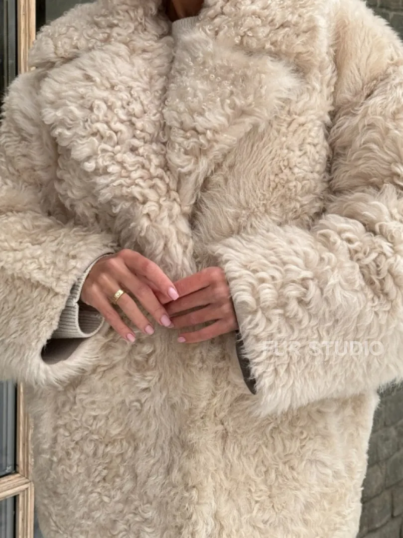 Светлая короткая шуба из испанской овчины - фото 1