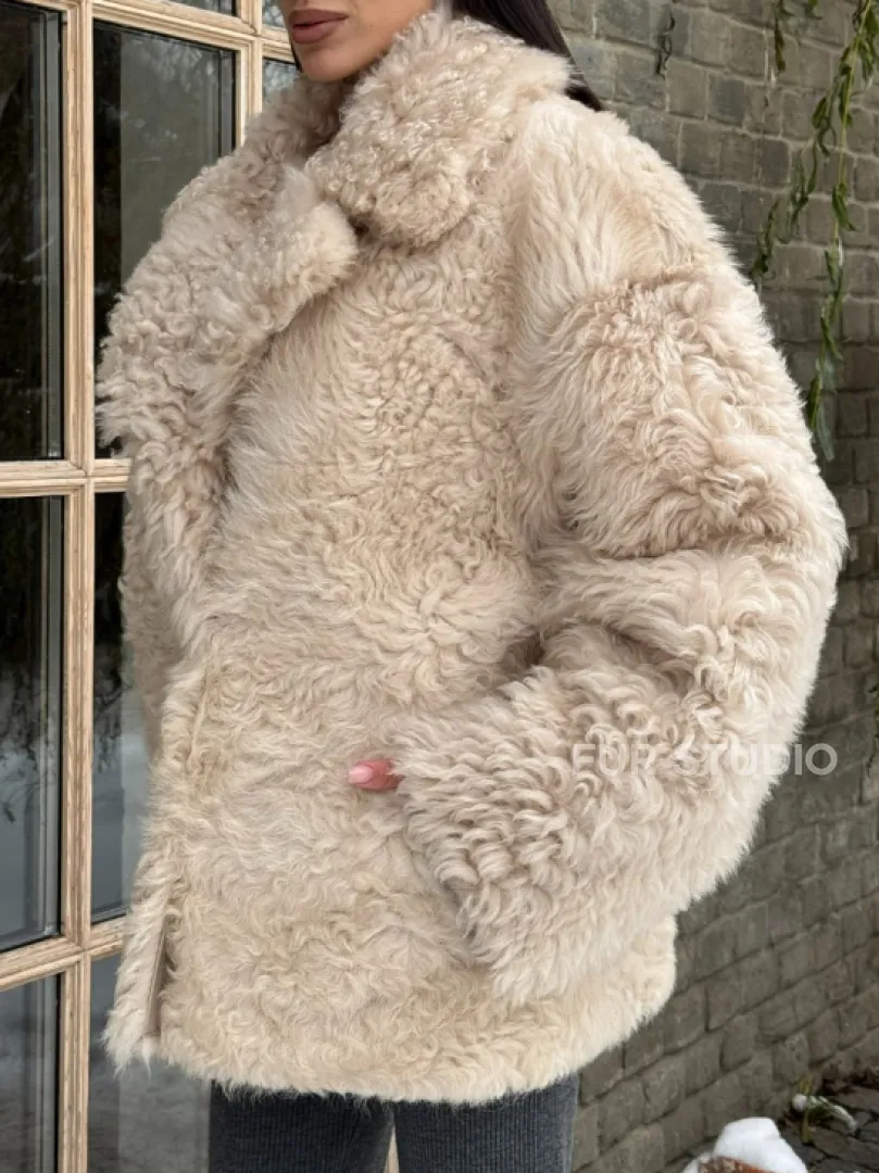 Светлая короткая шуба из испанской овчины - фото 3