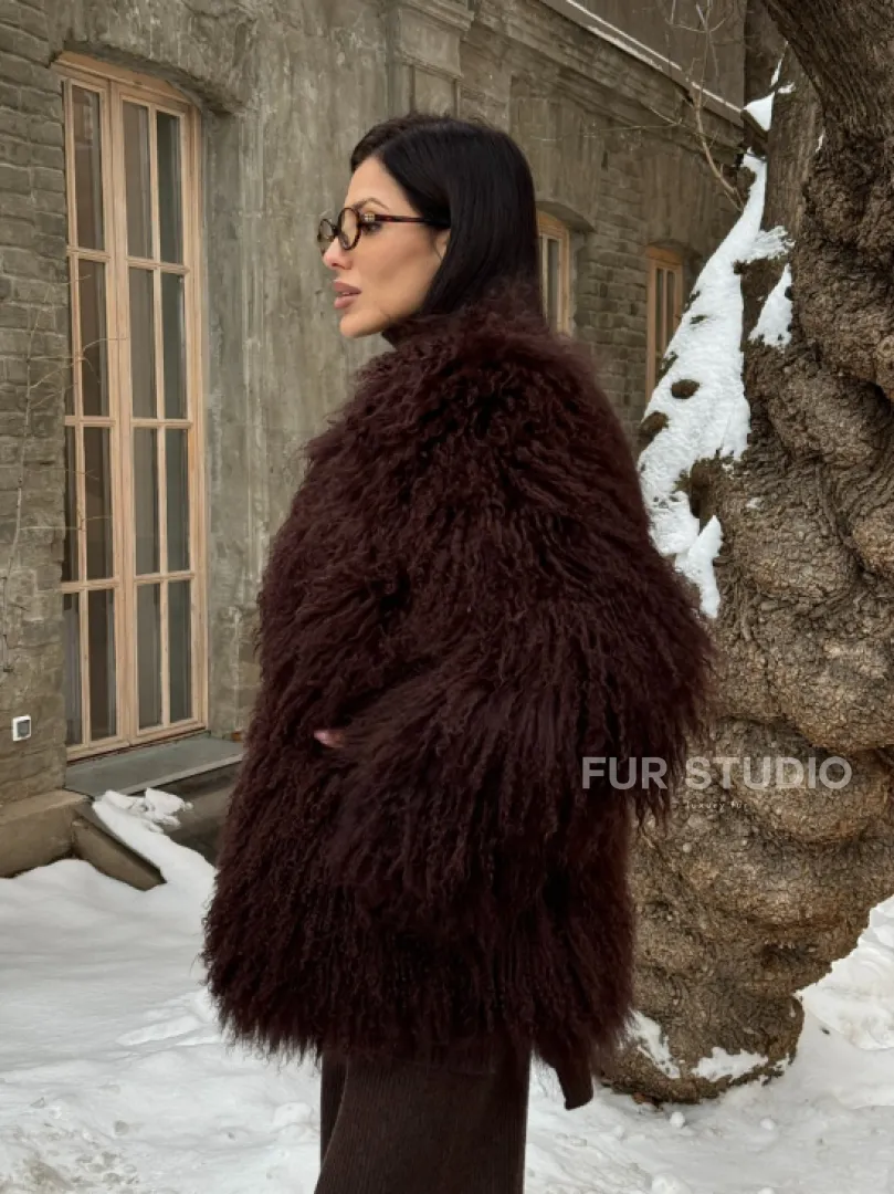 Шуба коричневая из меха ламы