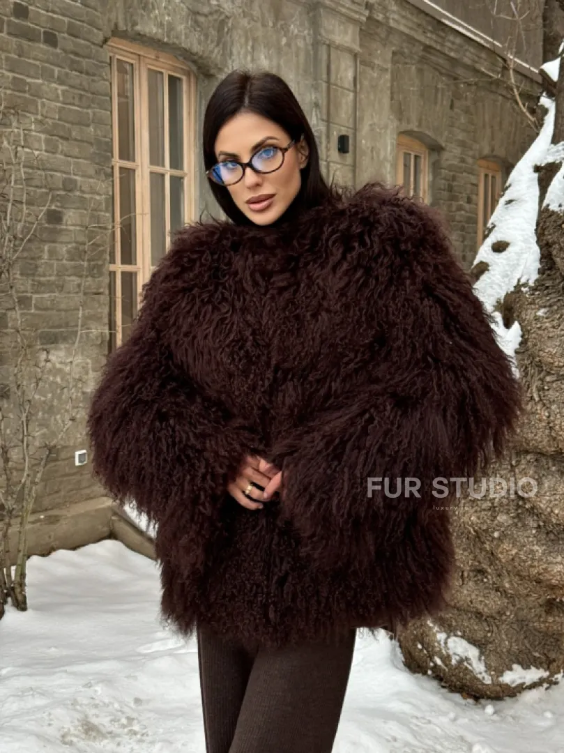 Шуба коричневая из меха ламы