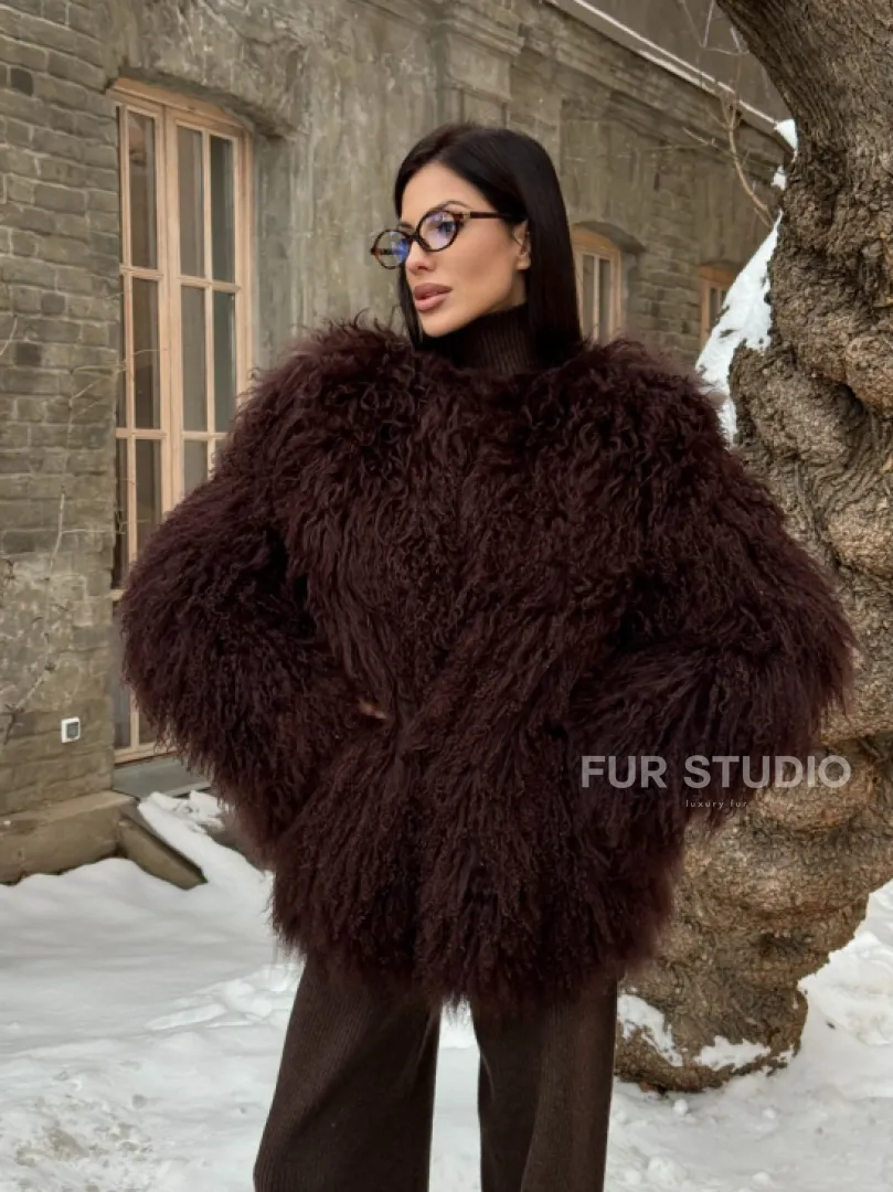 Шуба коричневая из меха ламы - фото 8