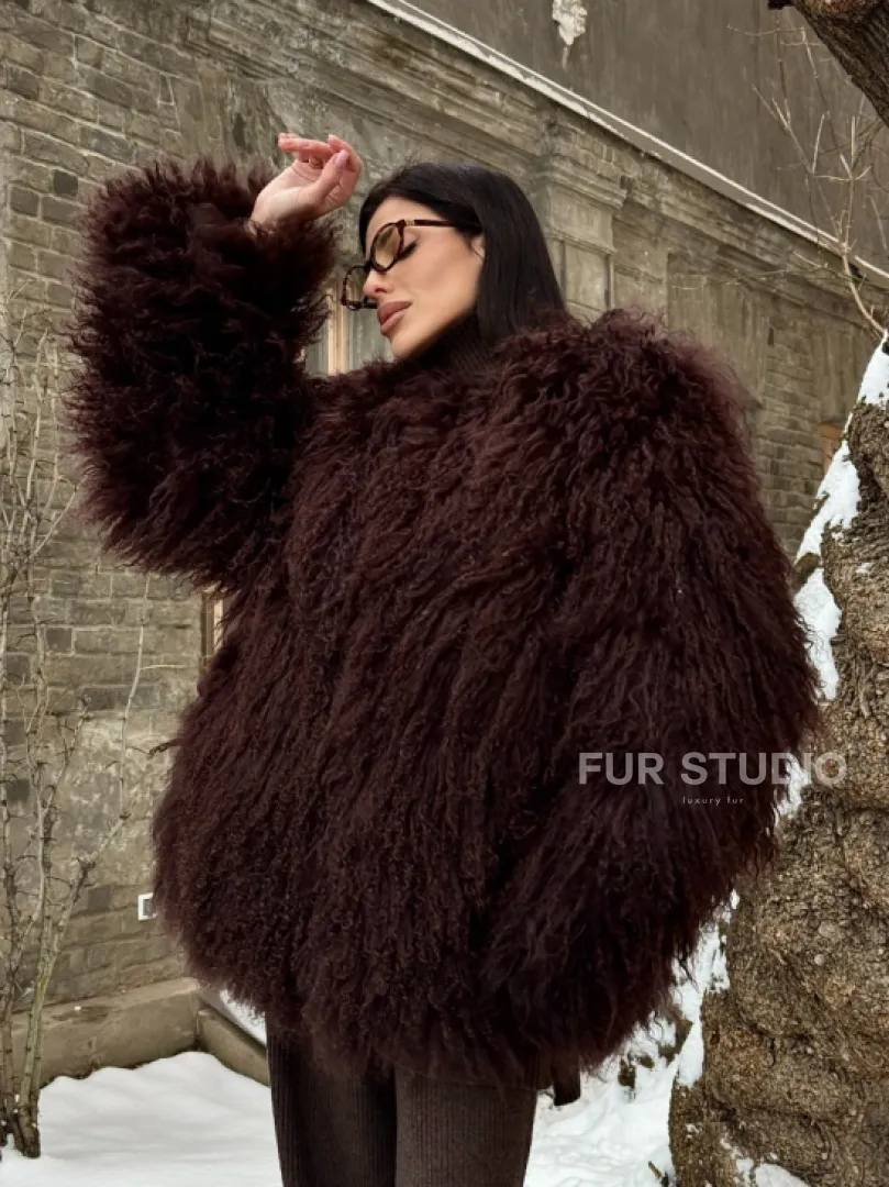 Шуба коричневая из меха ламы