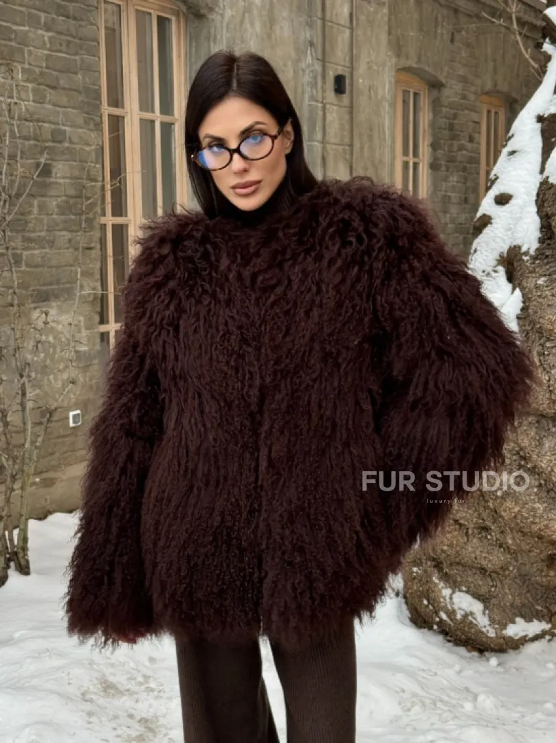 Шуба коричневая из меха ламы