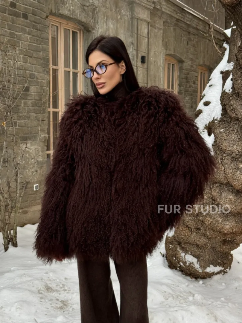 Шуба коричневая из меха ламы