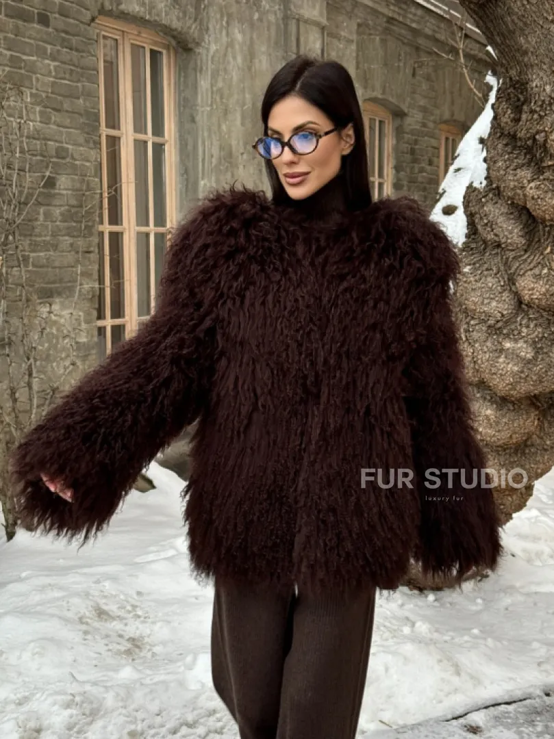 Шуба коричневая из меха ламы