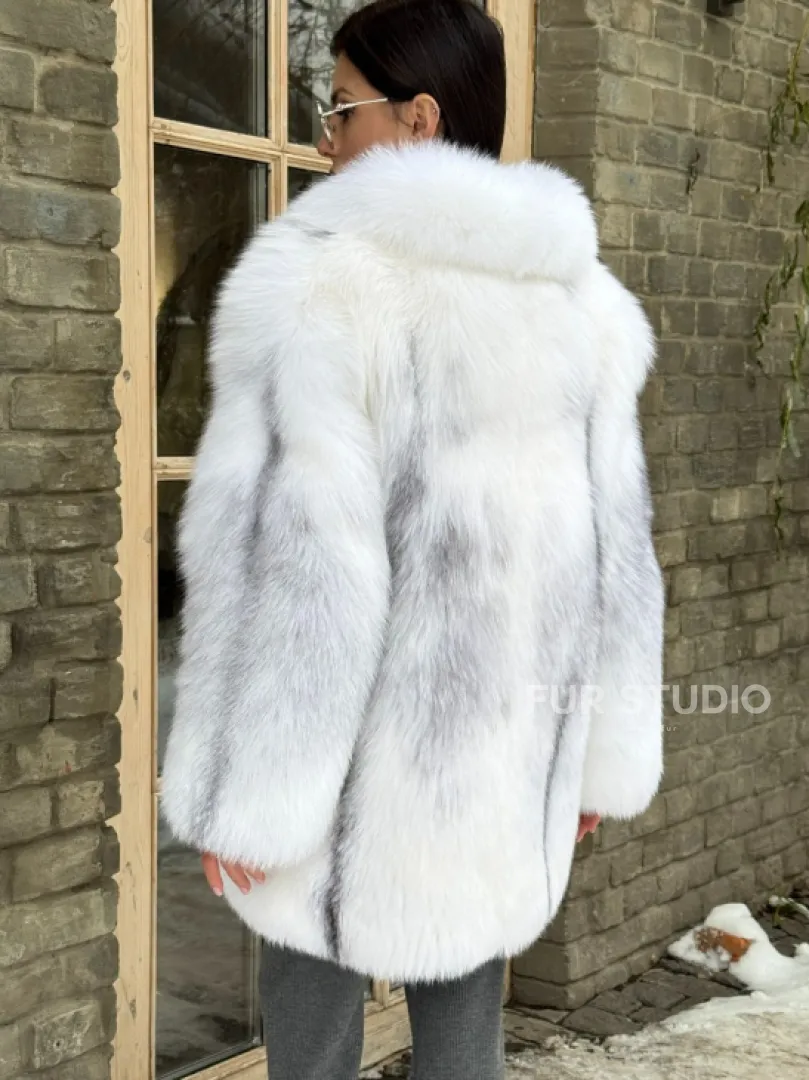 Шуба из меха белой крестовой лисы с воротником шаль, цельные пластины - фото 5