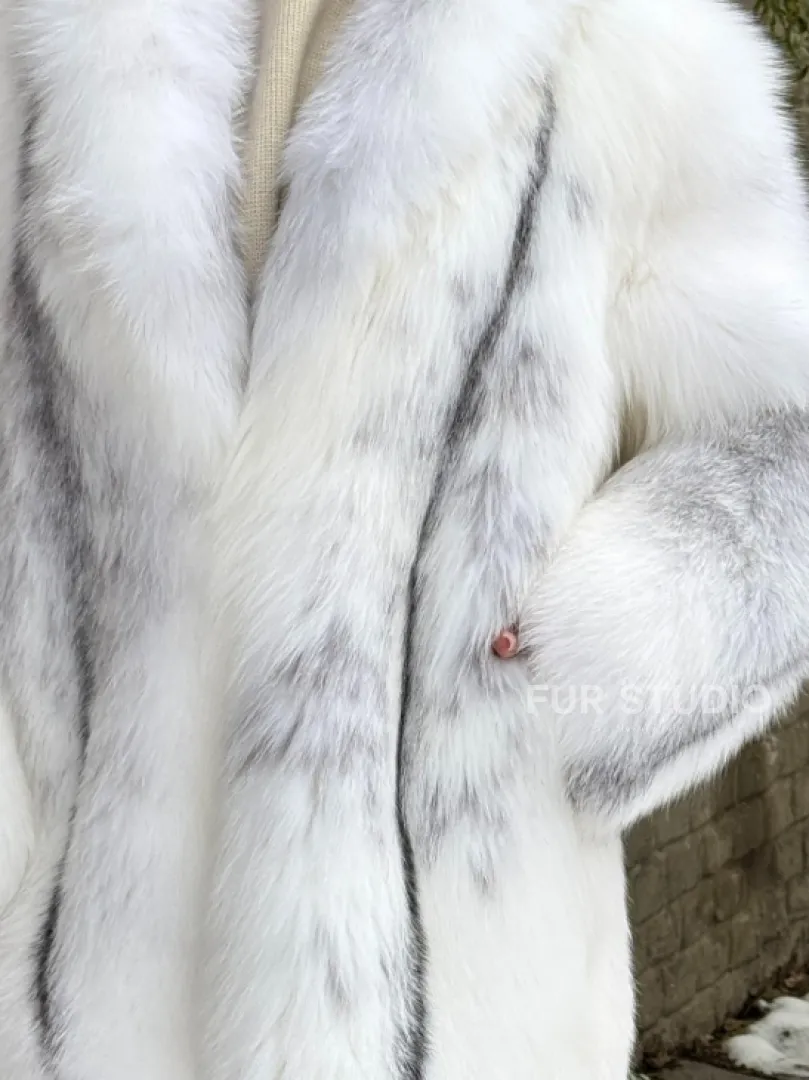 Шуба из меха белой крестовой лисы с воротником шаль, цельные пластины - фото 2