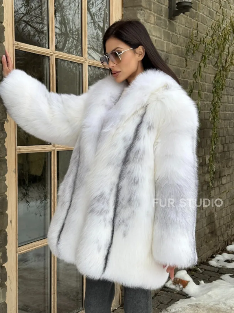 Шуба из меха белой крестовой лисы с воротником шаль, цельные пластины - фото 9