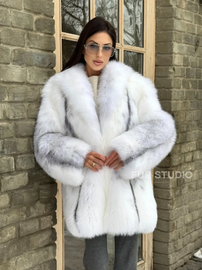 Шуба из меха белой крестовой лисы с воротником шаль, цельные пластины - фото 11