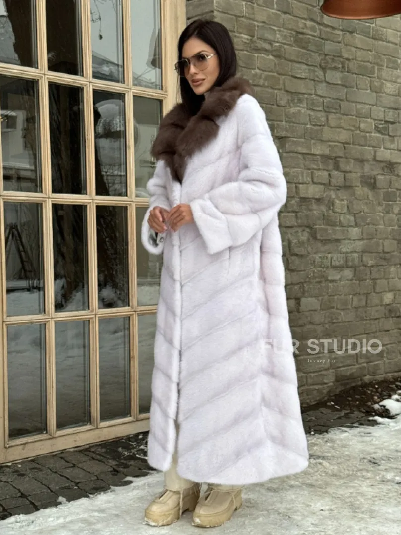 Длинная прямая норковая шуба с воротником из меха куницы цвет паломино