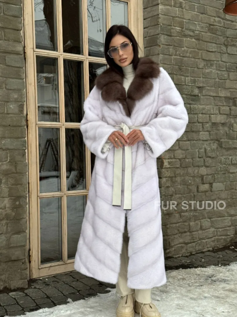 Длинная прямая норковая шуба с воротником из меха куницы цвет паломино - фото 12