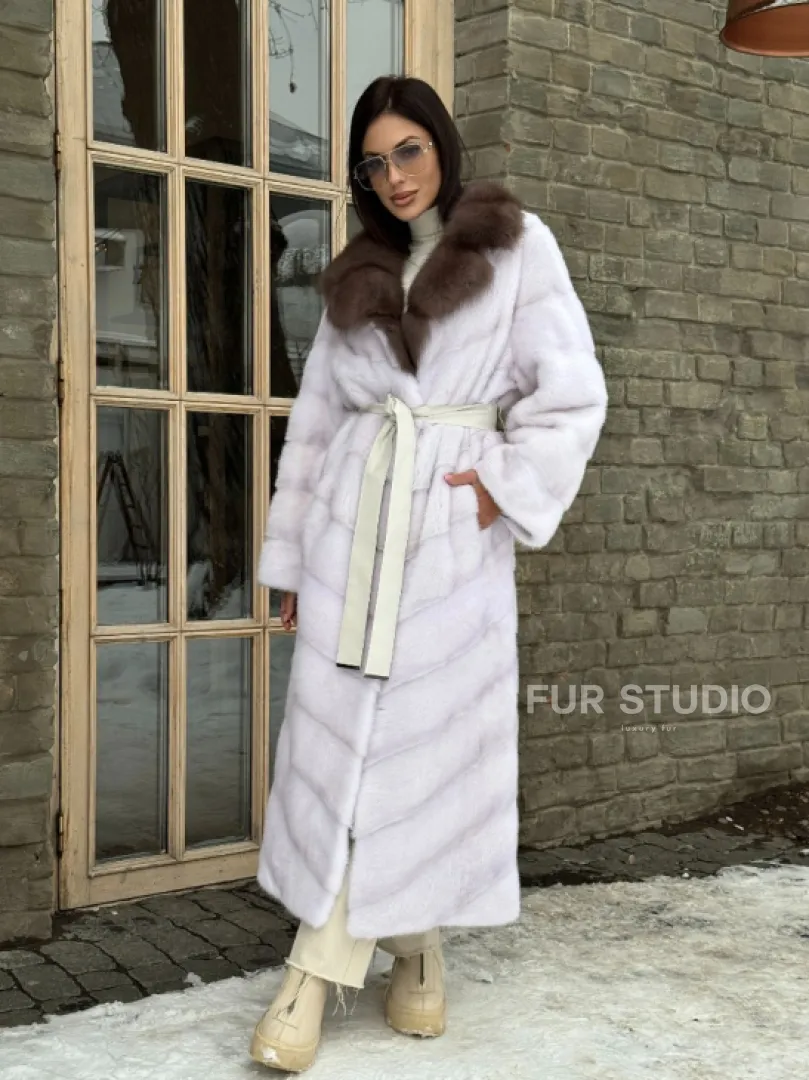 Длинная прямая норковая шуба с воротником из меха куницы цвет паломино - фото 11