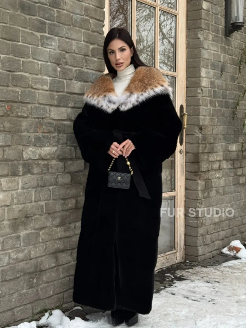 Черная длинная шуба из норки с капюшоном из меха рыси