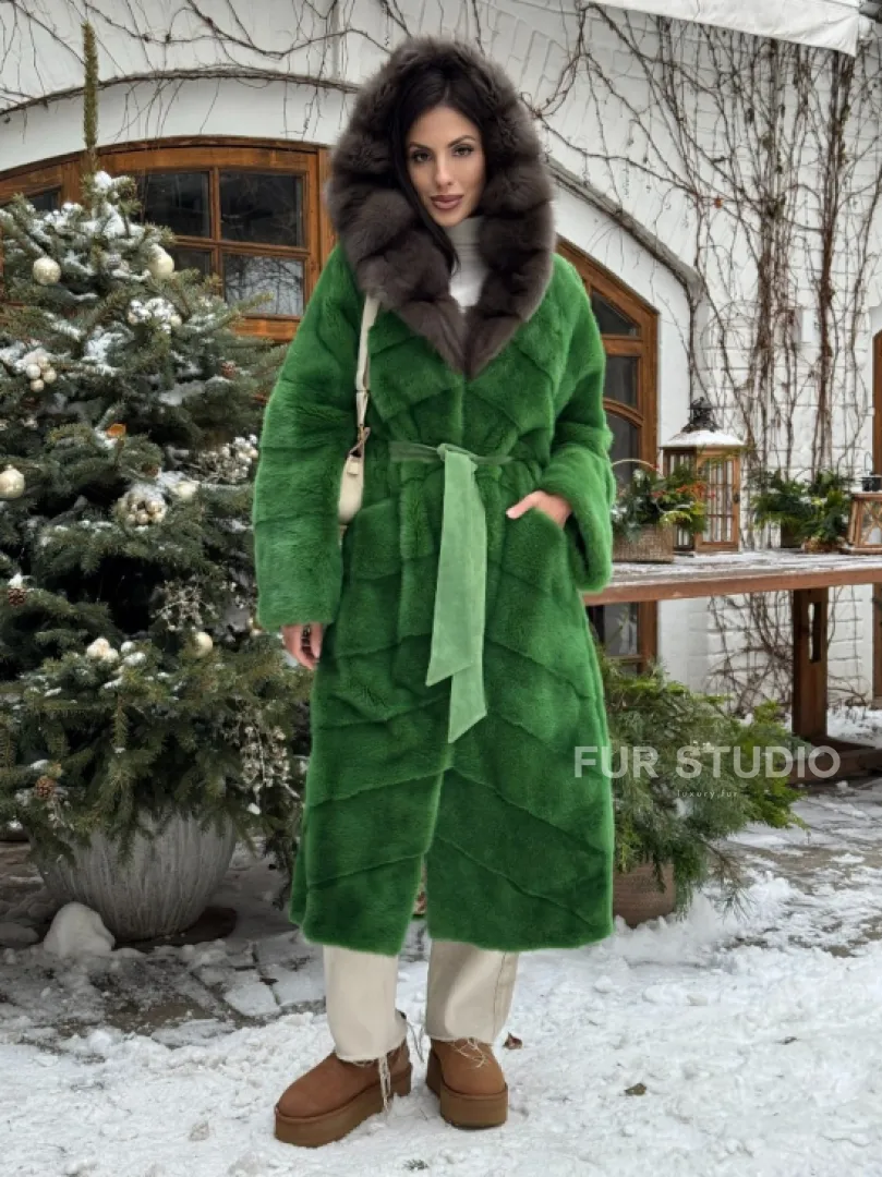 Шуба зеленого цвета с капюшоном из меха куницы