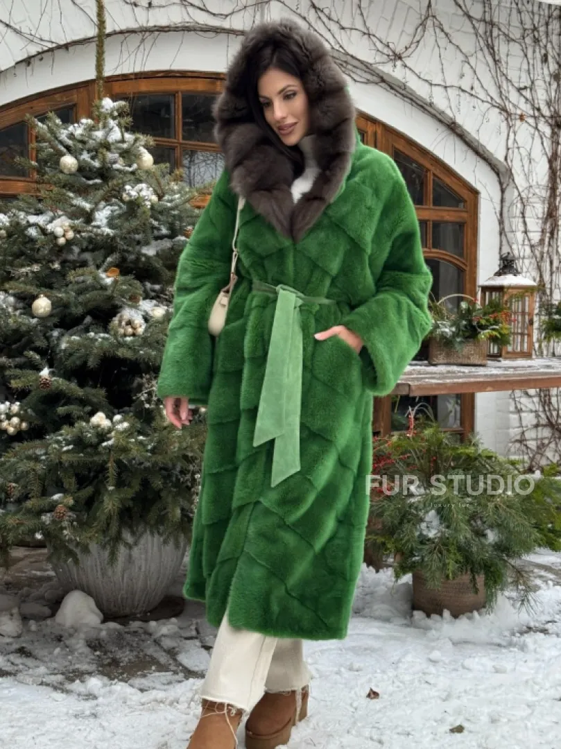 Шуба зеленого цвета с капюшоном из меха куницы
