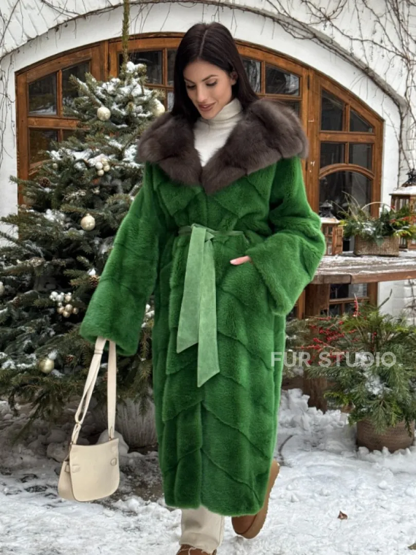 Шуба зеленого цвета с капюшоном из меха куницы