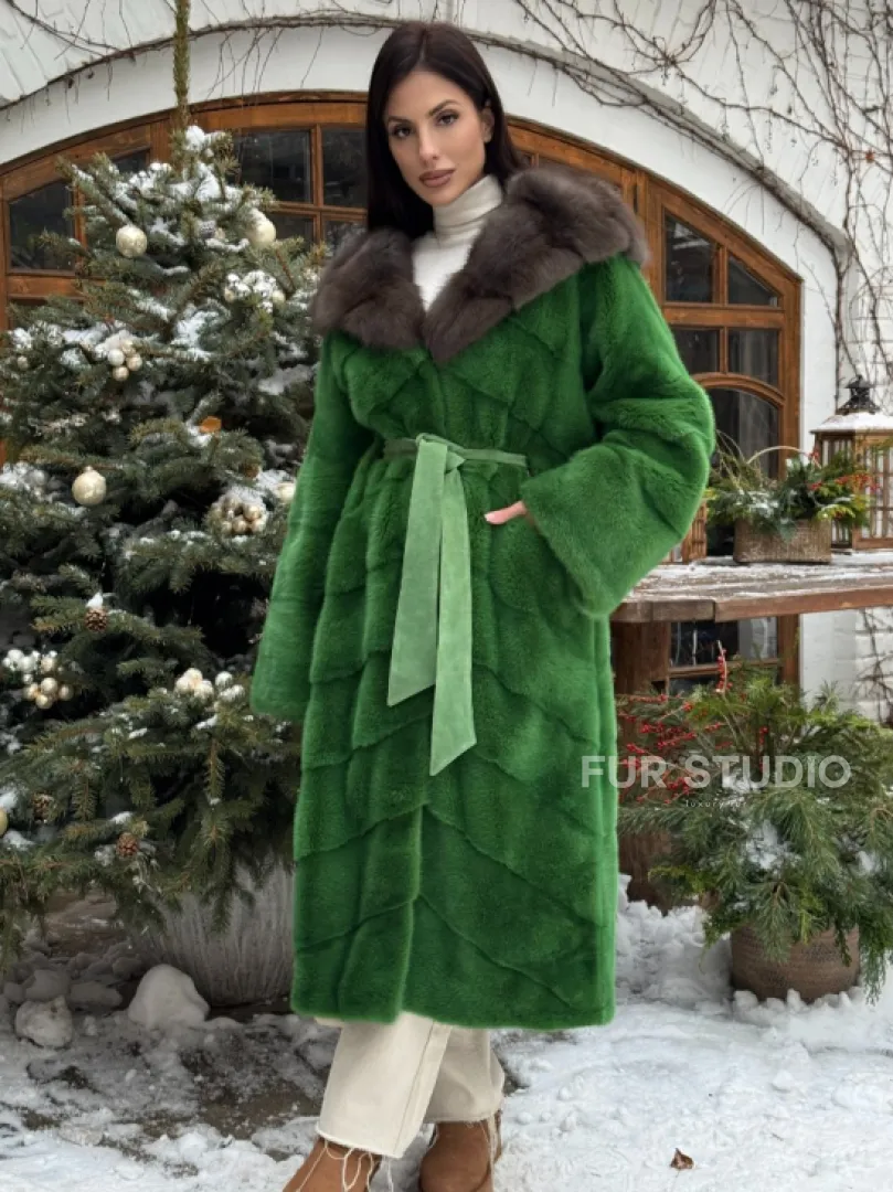 Шуба зеленого цвета с капюшоном из меха куницы