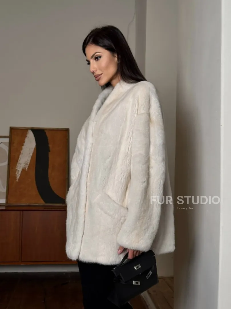 Светлый норковый полушубок жакет с V-образным воротником - фото 11