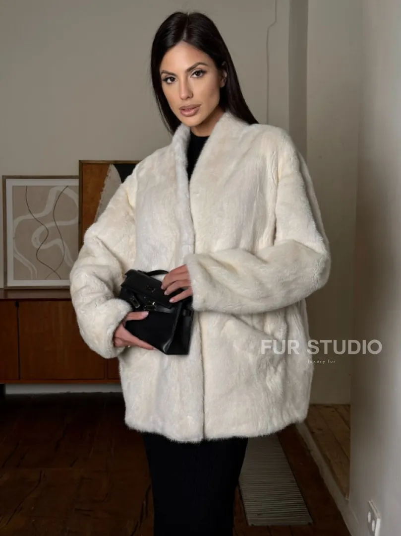 Светлый норковый полушубок жакет с V-образным воротником - фото 4