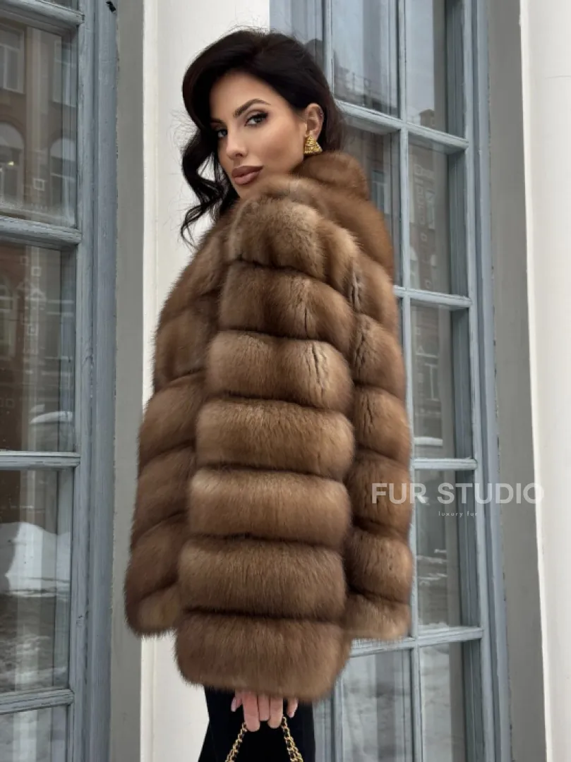 Шуба из меха куницы с V-образным воротником - фото 5