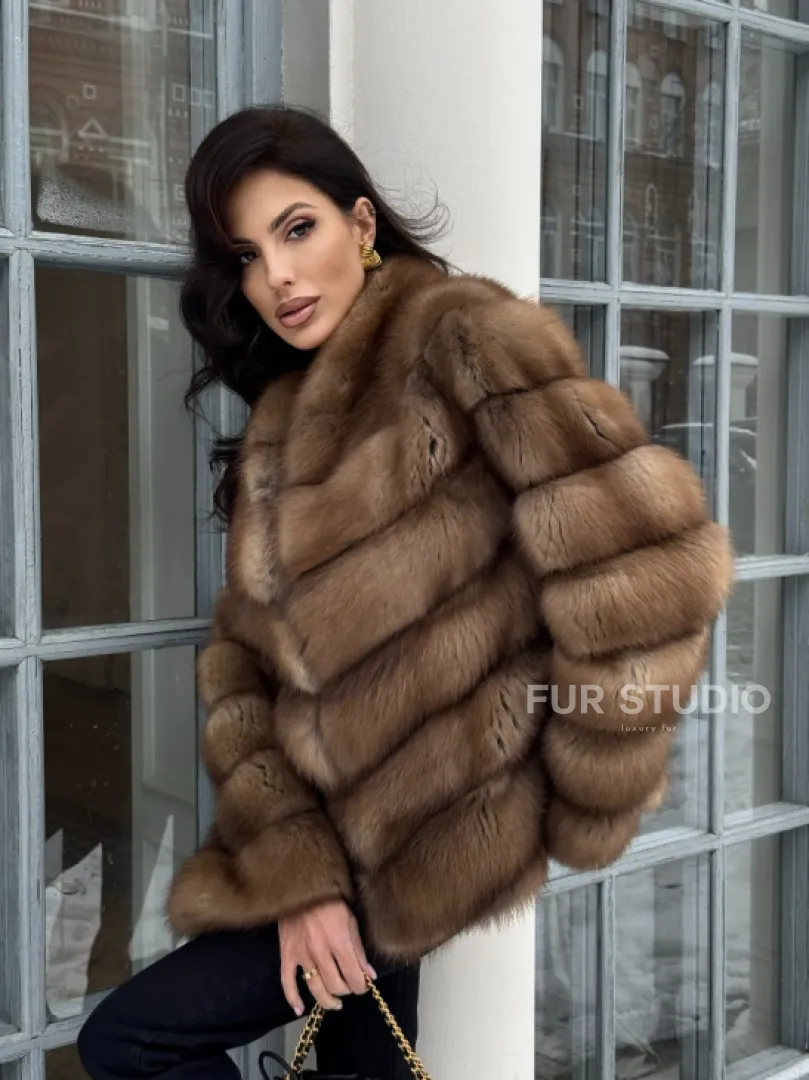 Шуба из меха куницы с V-образным воротником - фото 11