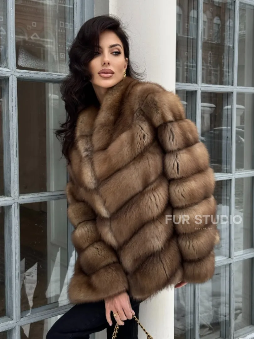 Шуба из меха куницы с V-образным воротником - фото 3