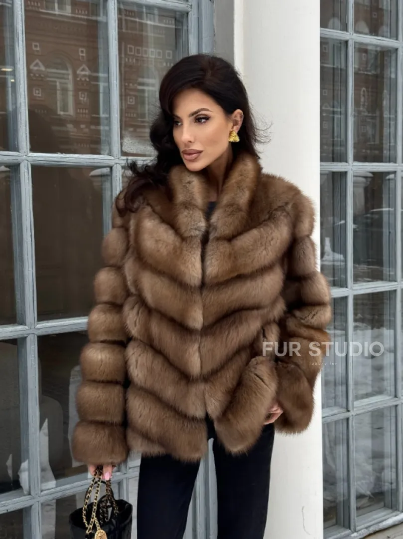 Шуба из меха куницы с V-образным воротником - фото 13