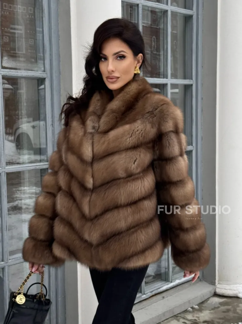 Шуба из меха куницы с V-образным воротником - фото 0