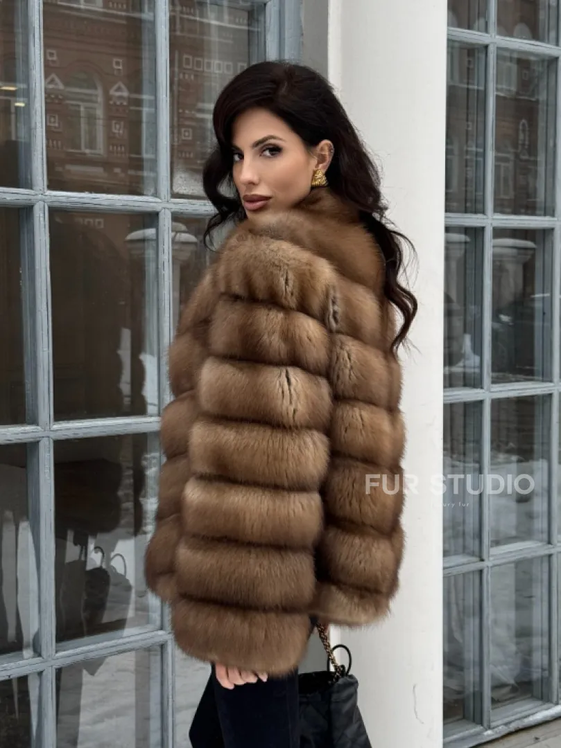 Шуба из меха куницы с V-образным воротником - фото 10