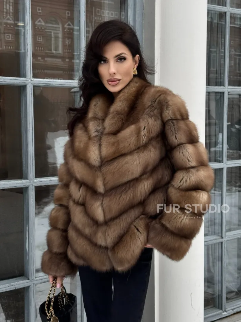 Шуба из меха куницы с V-образным воротником - фото 7