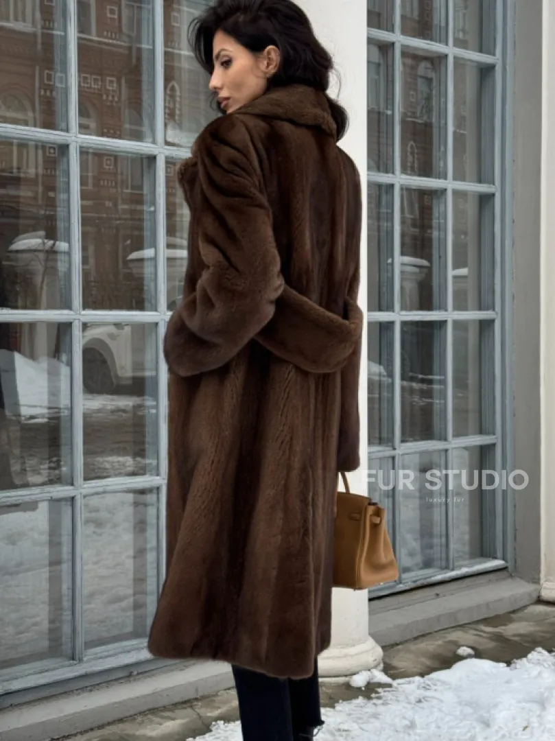 Коричневая шуба из меха норки с хлястиком на спине - фото 2