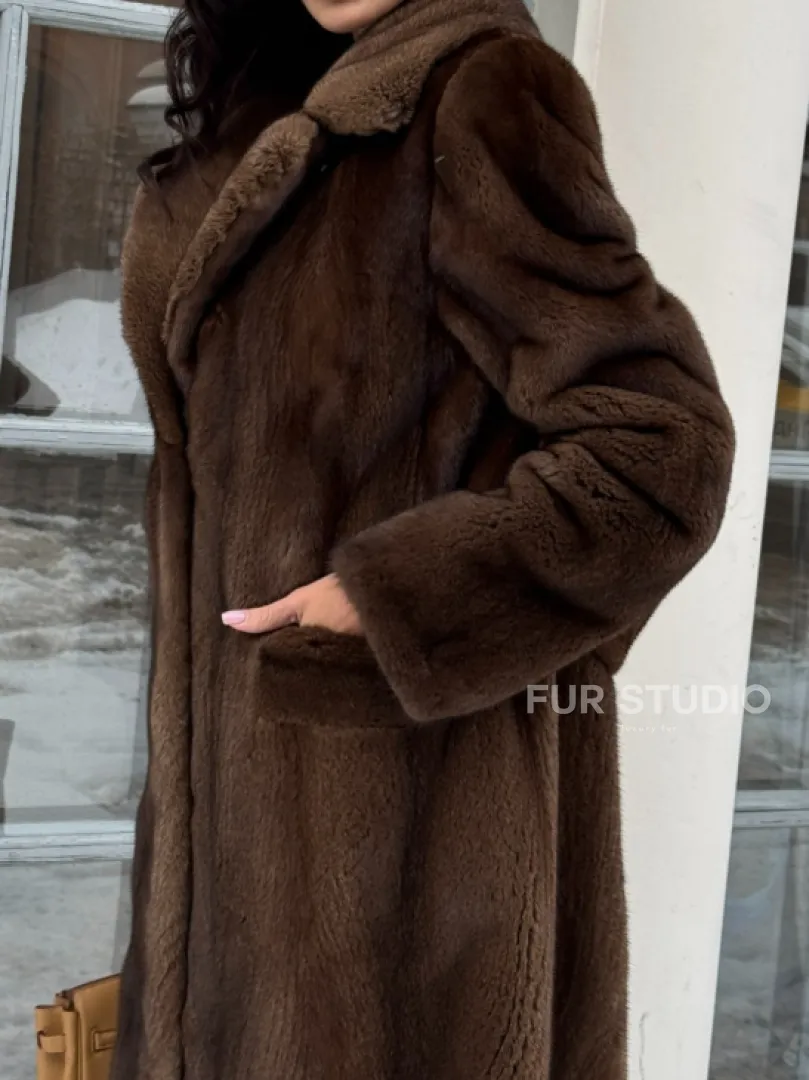 Коричневая шуба из меха норки с хлястиком на спине - фото 1