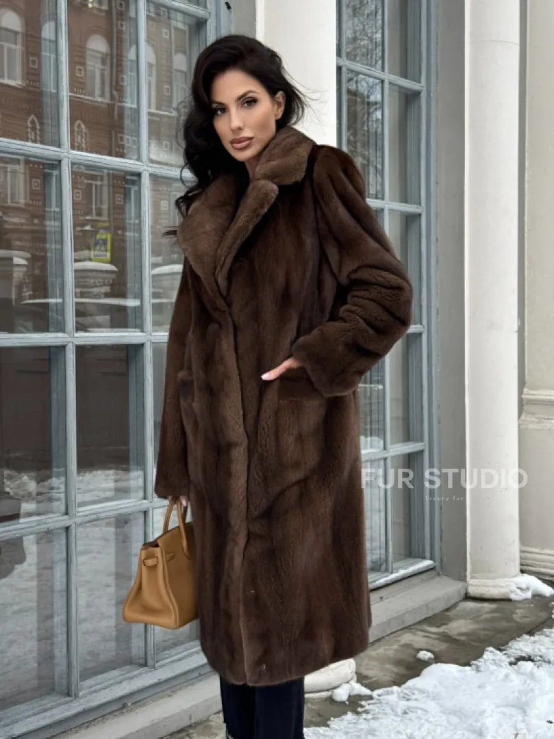 Коричневая шуба из меха норки с хлястиком на спине - фото 7