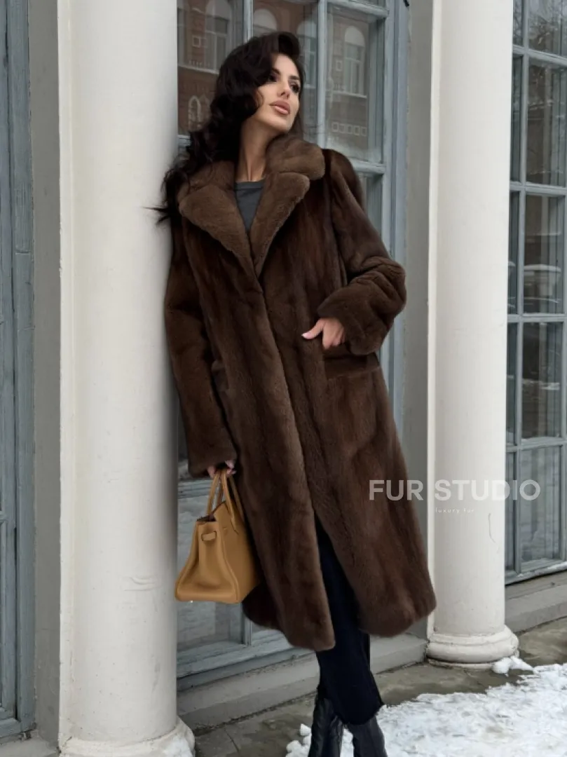 Коричневая шуба из меха норки с хлястиком на спине - фото 6