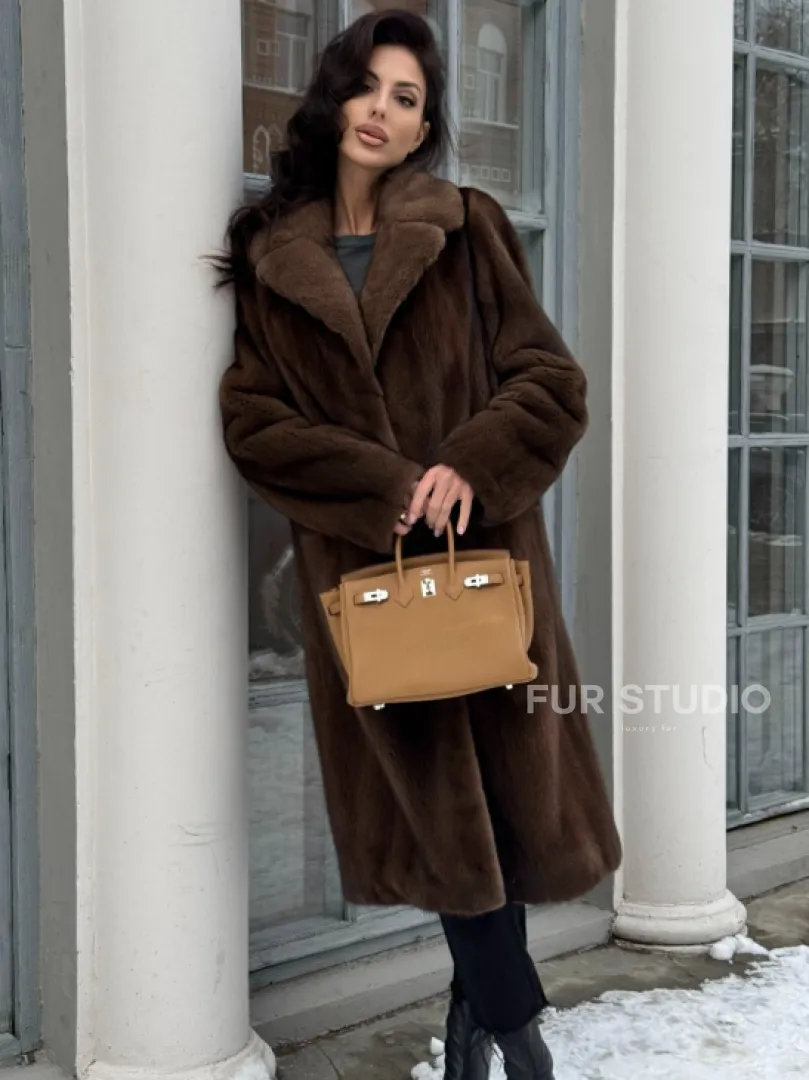 Коричневая шуба из меха норки с хлястиком на спине - фото 0