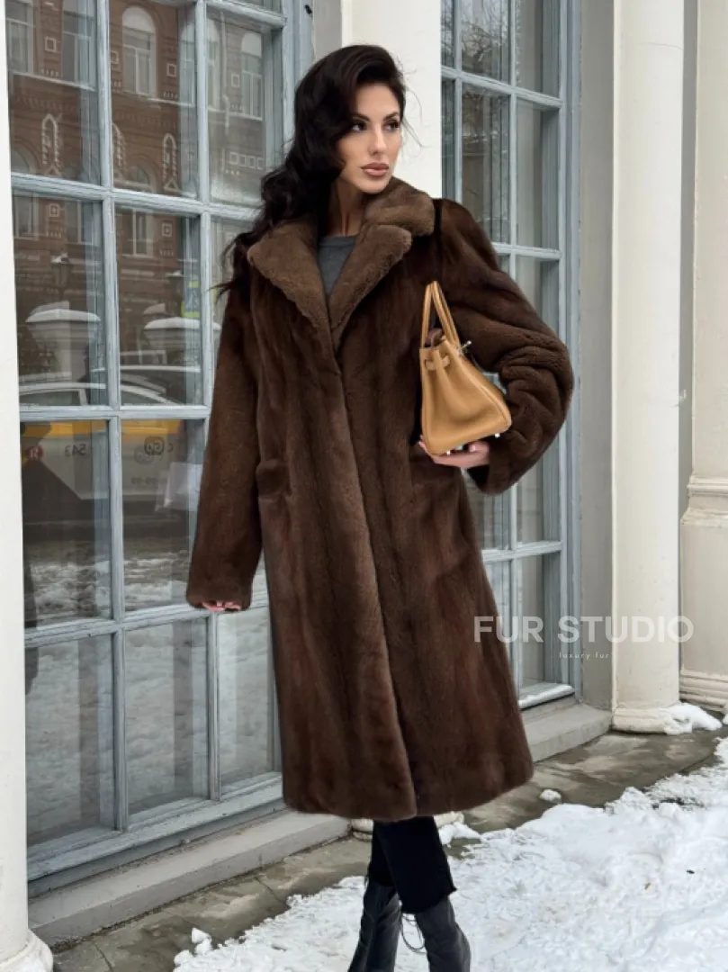 Коричневая шуба из меха норки с хлястиком на спине - фото 9