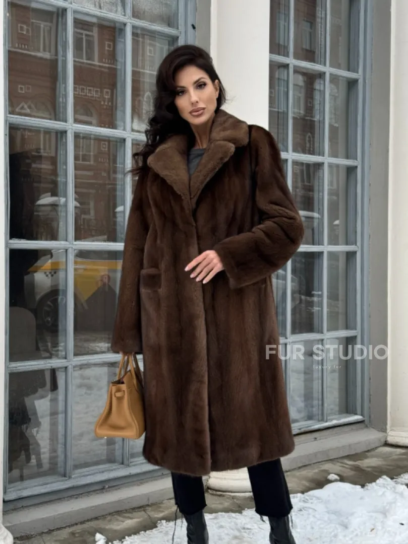 Коричневая шуба из меха норки с хлястиком на спине - фото 10