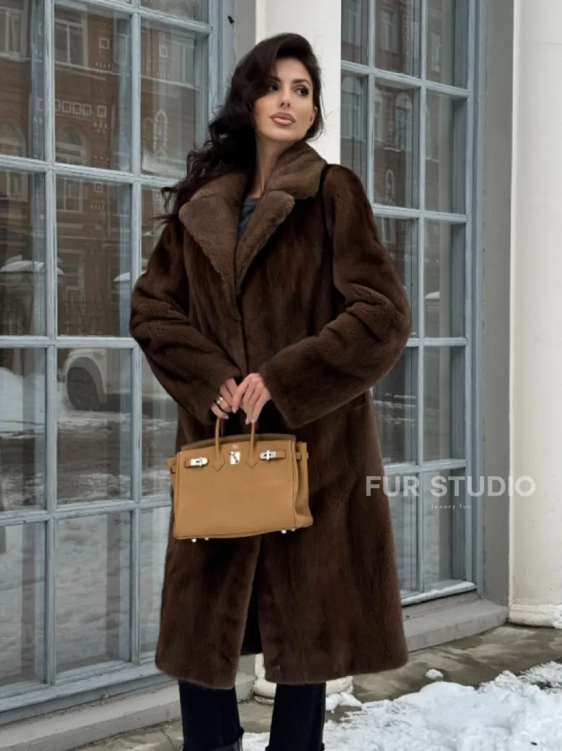Коричневая шуба из меха норки с хлястиком на спине - фото 8