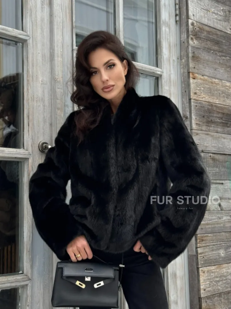 Черный короткий меховой жакет - полушубок с V-образным воротником - фото 8