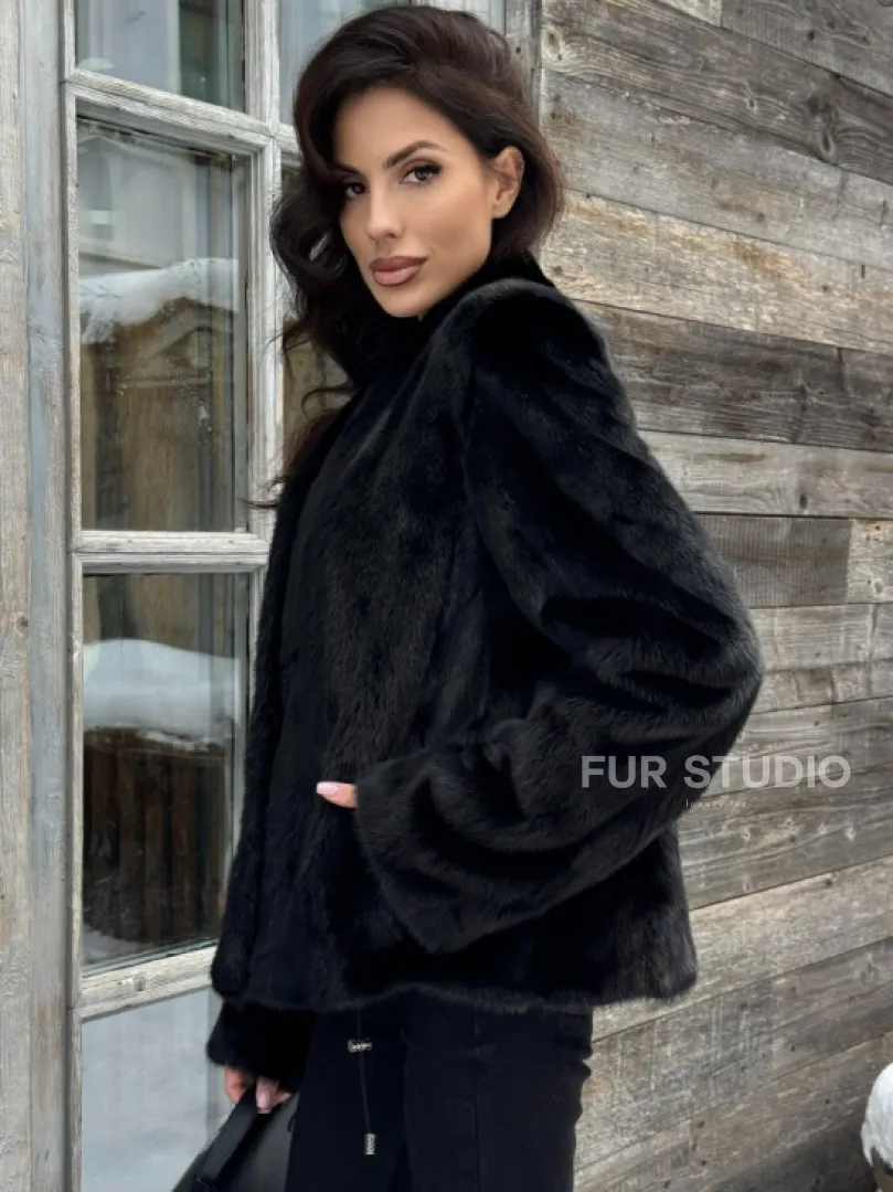 Черный короткий меховой жакет - полушубок с V-образным воротником - фото 2