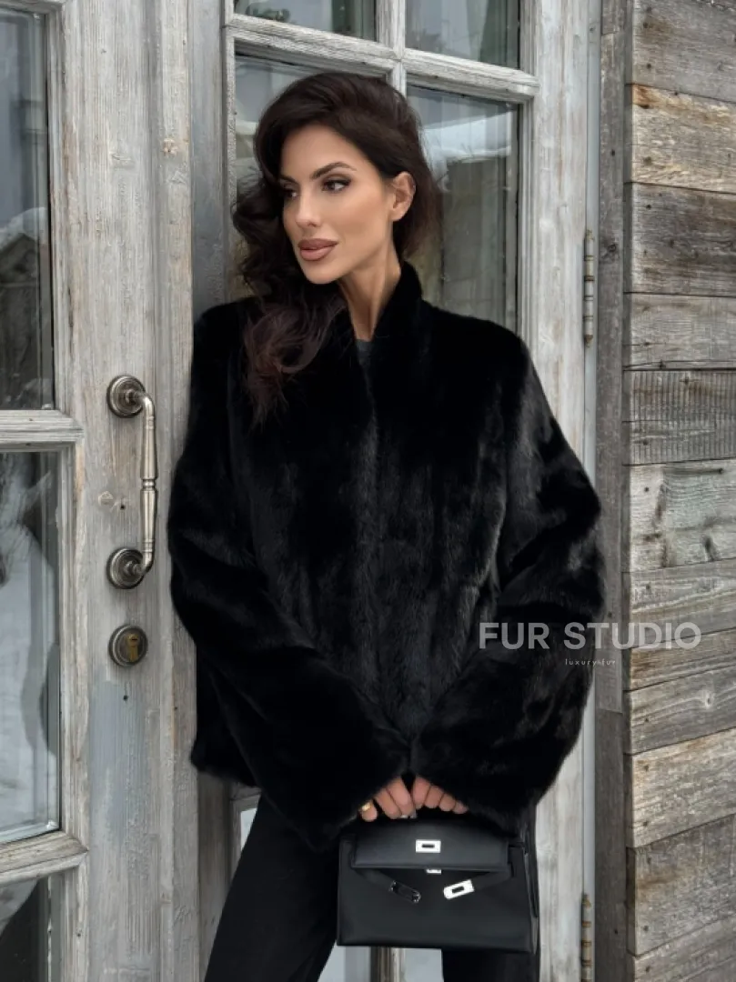 Черный короткий меховой жакет - полушубок с V-образным воротником - фото 5
