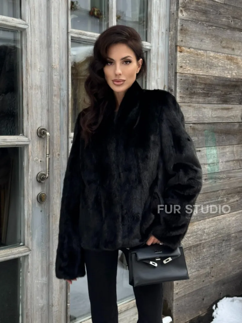Черный короткий меховой жакет - полушубок с V-образным воротником - фото 7